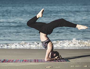 девушка занимается йогой