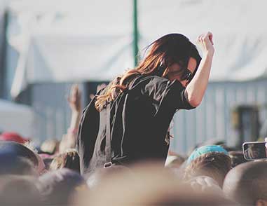 люди на музыкальном фестивале